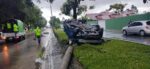 Fuerte accidente: vehículo pierde el control y vuelca en la Avenida Reforma