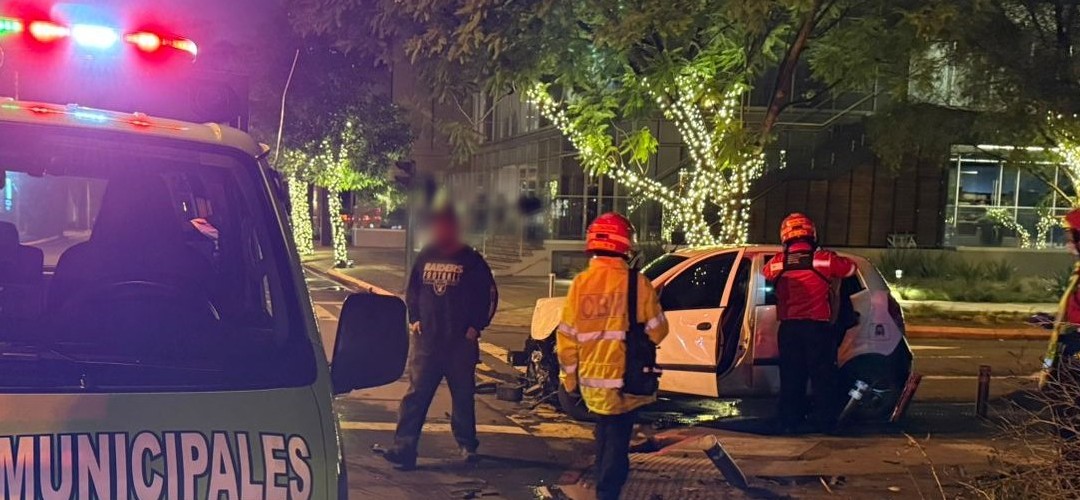 Accidente: Dos vehículos colisionan en la zona 10