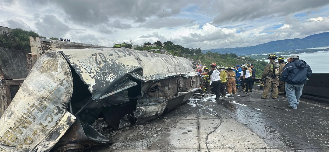 Pipa de combustible vuelca y prende en llamas en la Vía Alterna al Sur