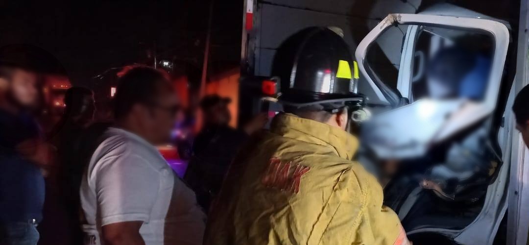 Rescatan a piloto atrapado en camión tras choque en ruta al Atlántico