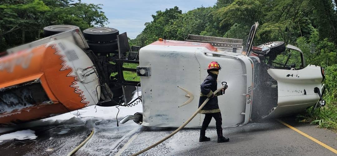 Pipa de combustible queda volcada en la ruta al Pacífico