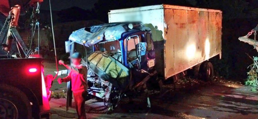 Retiran camión que cayó a hondonada en la ruta al Pacífico
