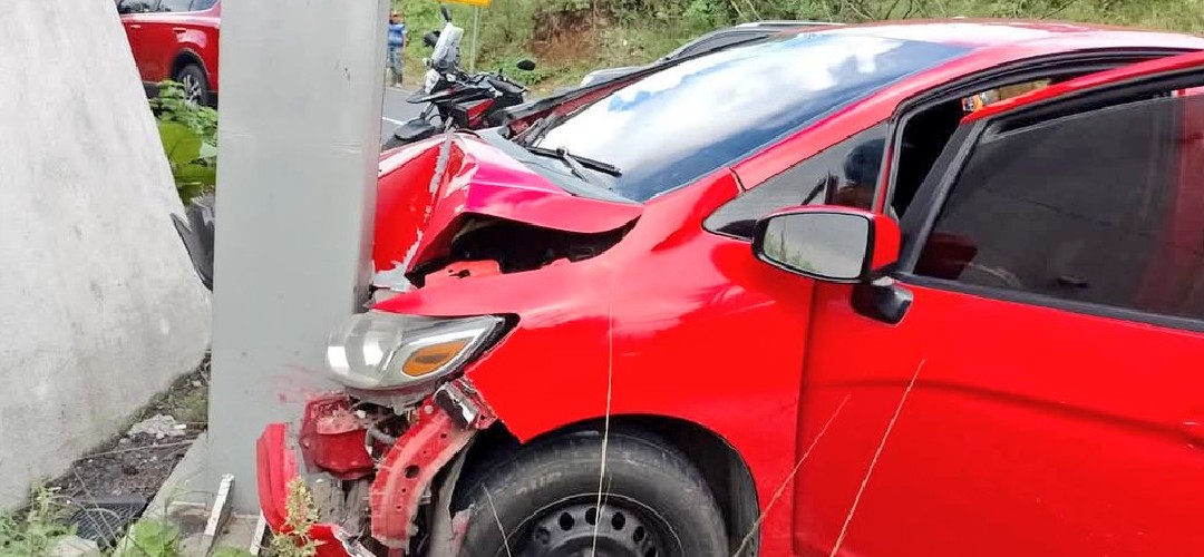 Vehículo queda empotrado en Carretera a El Salvador