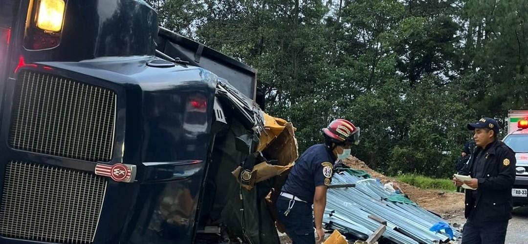 Fuerte accidente: Camión pierde el control y vuelca en ruta a Quiché