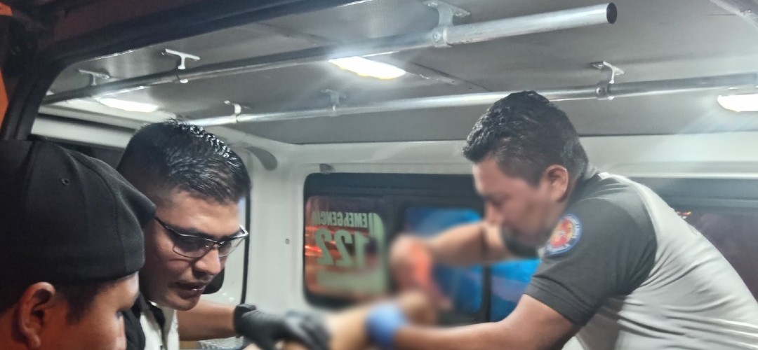 Atacan a balazos a hombre en la Calzada Roosevelt