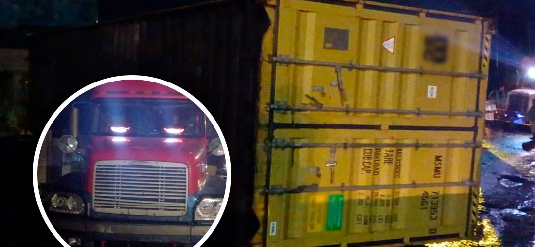 Contenedor queda volcado en la ruta al Pacífico