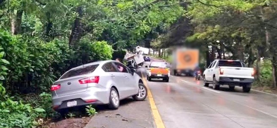 Accidente: Tres vehículos derrapan en bajada de Las Cañas