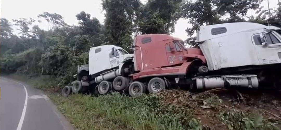 Tráiler que transportaba cabezales sufre accidente en ruta al Pacífico