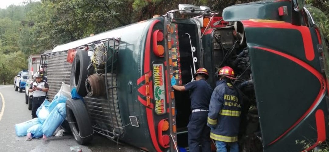 Bus pierde el control y vuelca en ruta a Quiché