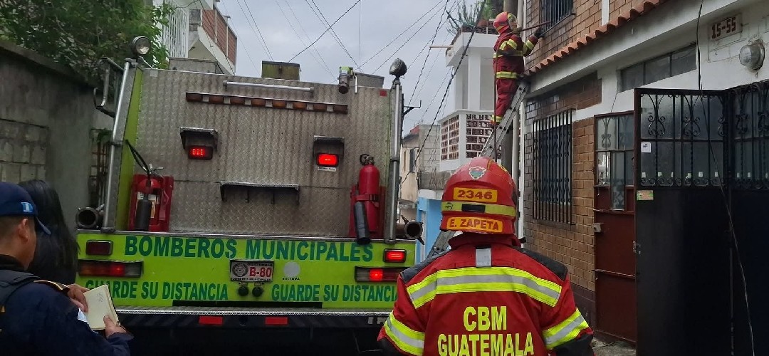 Controlan incendio en vivienda de la zona 18