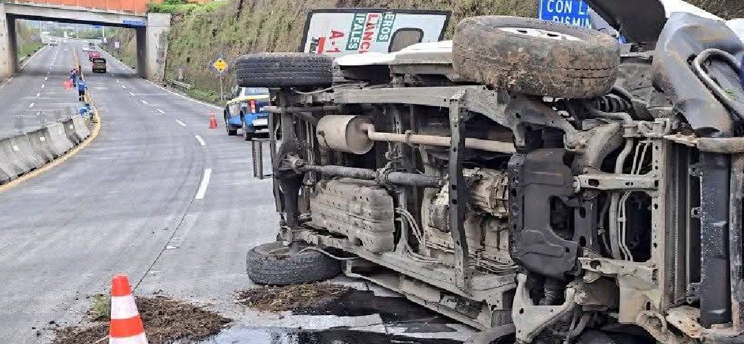 Ambulancia vuelca en ruta a Villa Canales