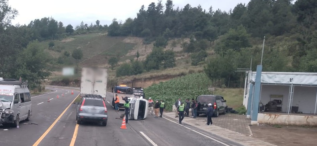 Vehículo queda volcado en la ruta Interamericana