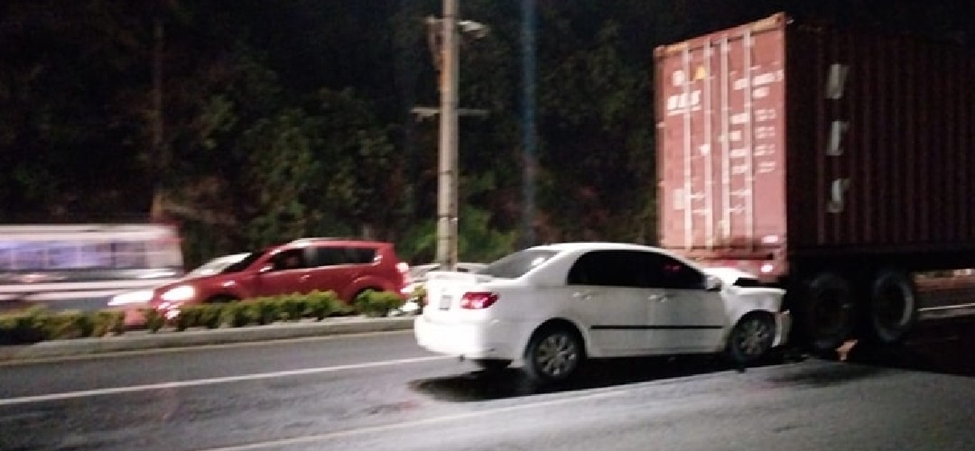 Vehículo choca contra tráiler en la Ruta al Pacífico