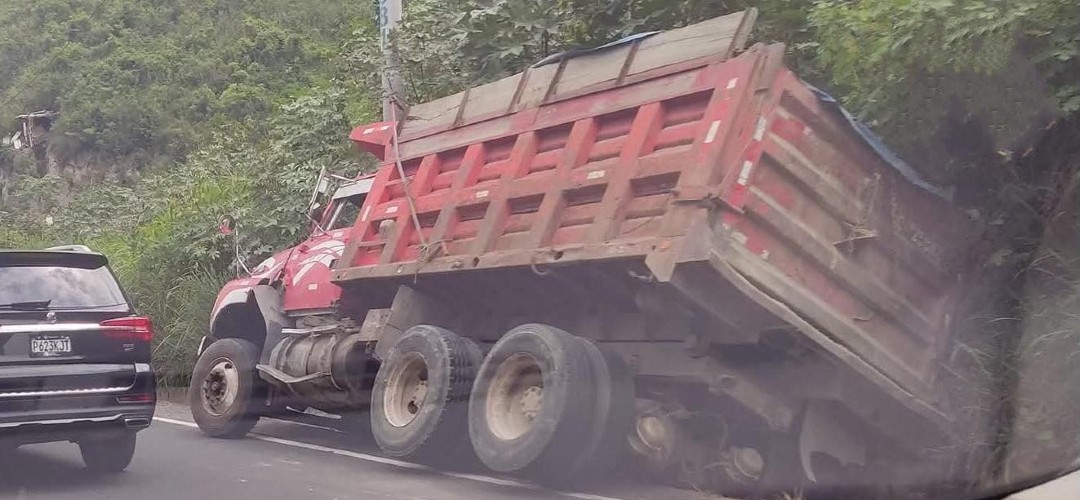 Camión quedó encunetado en la ruta al Pacífico