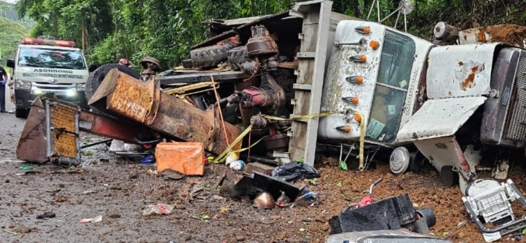 Fuerte accidente: Camión que remolcaba a otro vuelca en la ruta al Pacífico
