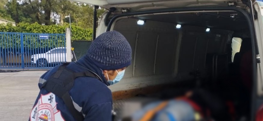 Motorista pierde el control y cae a hondonada en la zona 10 de Mixco