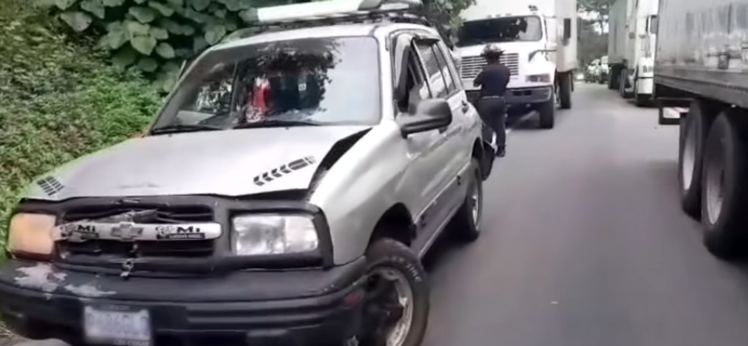 Fuerte colisión se registra en la ruta al Pacífico