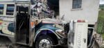 Fuerte colisión entre bus y picop dejó varios heridos en ruta Interamericana