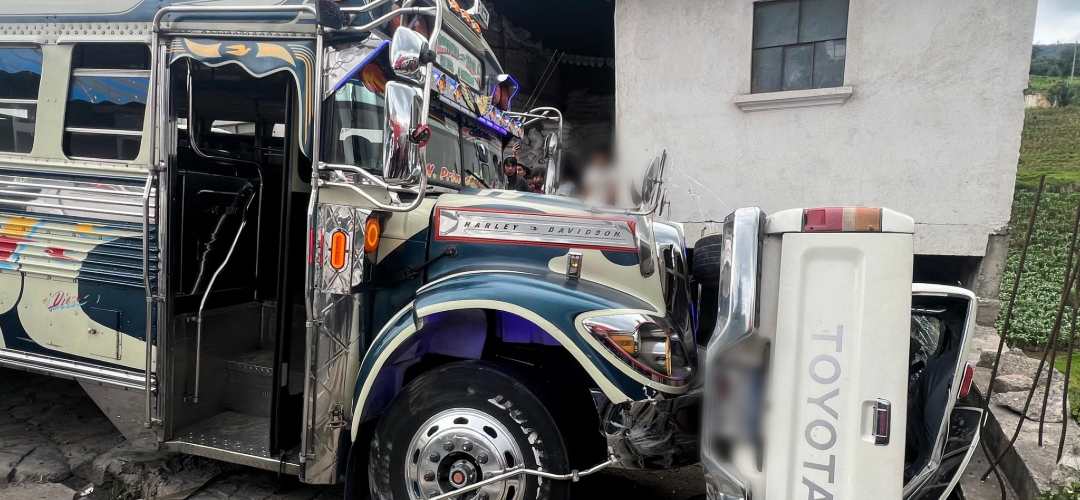Fuerte colisión entre bus y picop dejó varios heridos en ruta Interamericana