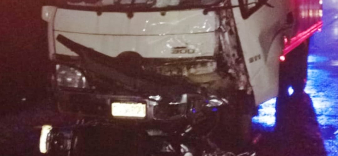 Fatal accidente entre motocicleta y camión dejó dos fallecidos en Suchitepéquez