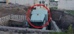 Tráiler se empotra en construcción y dos personas resultan heridas