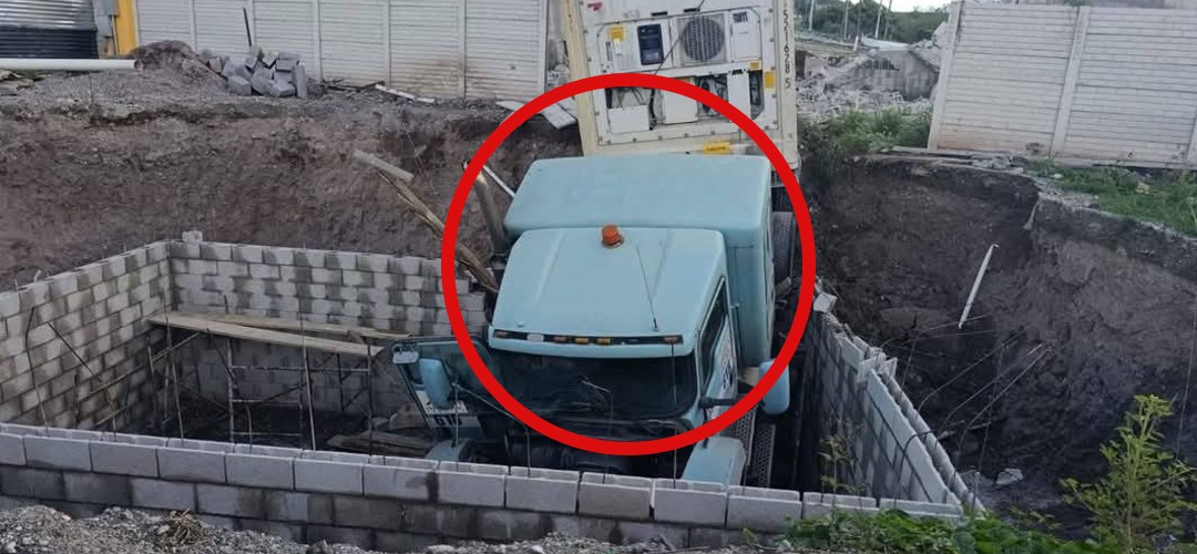 Tráiler se empotra en construcción y dos personas resultan heridas