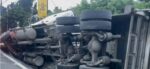 Tráiler volcado complica el paso en calzada Aguilar Batres