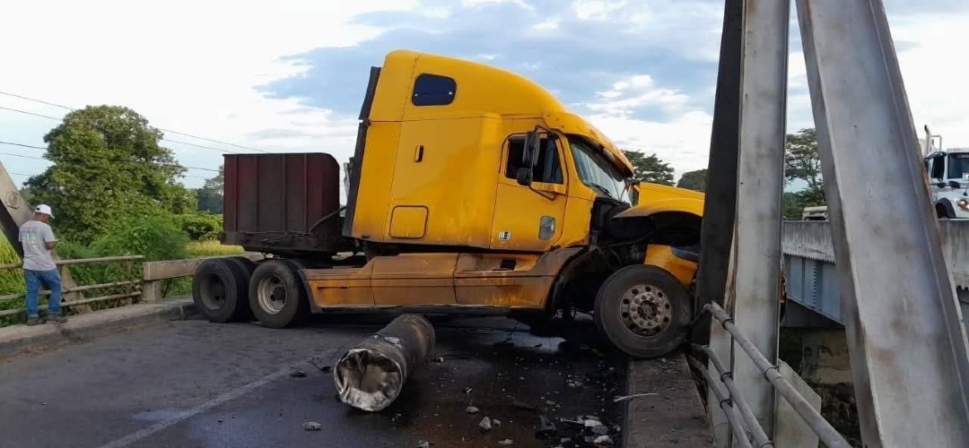 Piloto pierde el control y colisiona contra puente