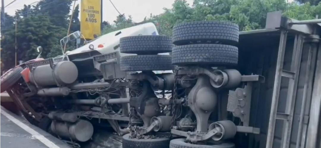 Tráiler volcado complica el paso en calzada Aguilar Batres