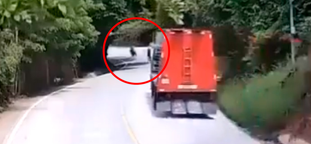 Así fue el accidente que dejó a motorista herido en Alta Verapaz (VIDEO)