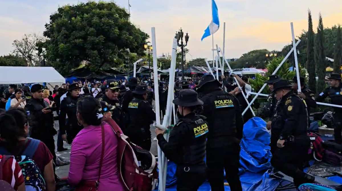 PNC desaloja campamento del STEG frente al Palacio Nacional de la Cultura