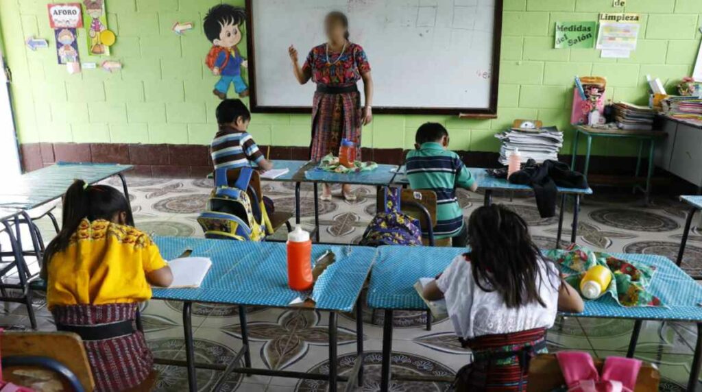 ¿Clases hasta 2026? Mineduc confirma extensión en escuelas afectadas por bloqueos del STEG