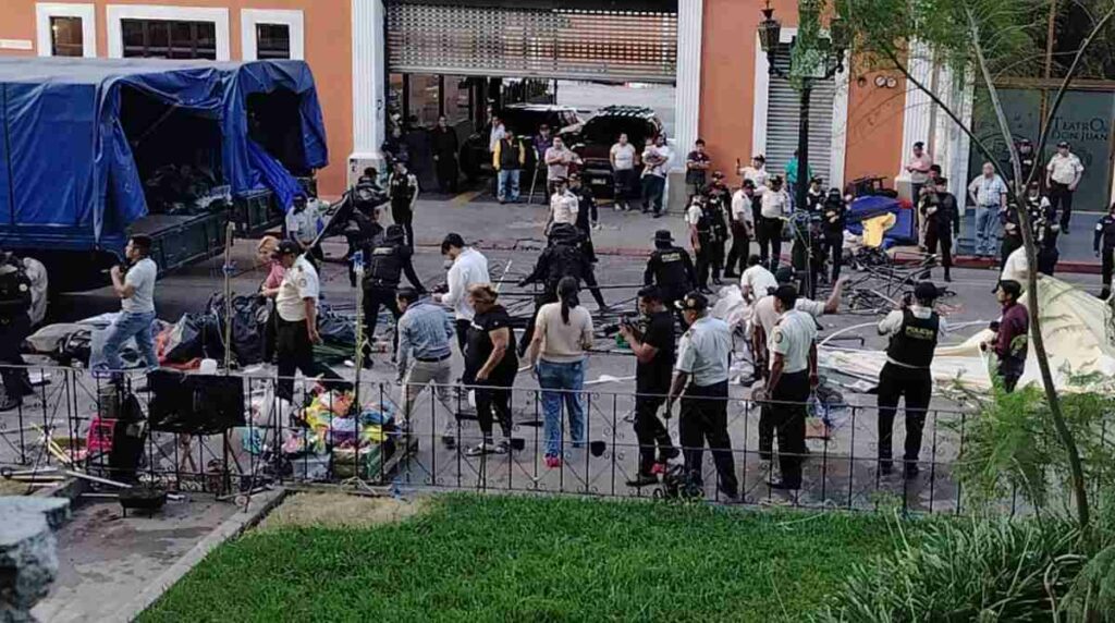 PNC desaloja campamento del STEG frente al Palacio Nacional de la Cultura