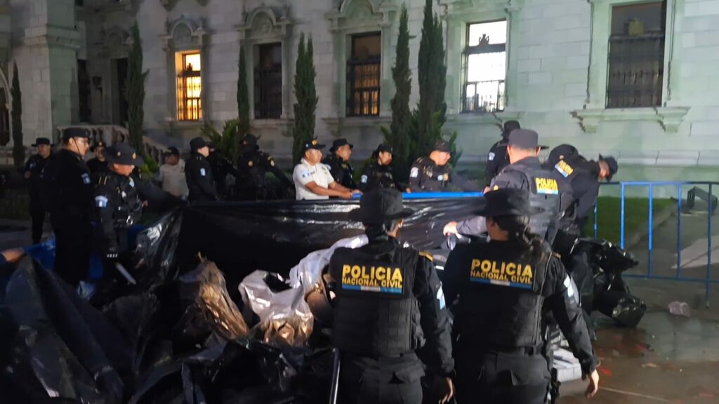 PNC desaloja campamento del STEG frente al Palacio Nacional de la Cultura