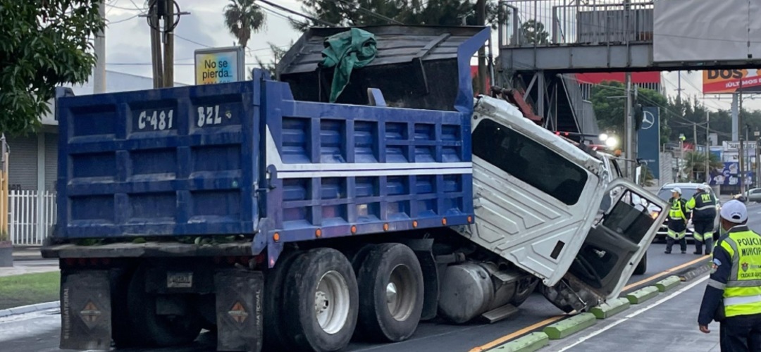 Piloto pierde el control y se estrella en la Calzada Aguilar Batres