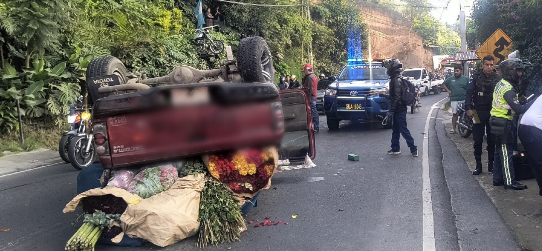 Piloto pierde el control y vuelca en San Juan Sacatepéquez