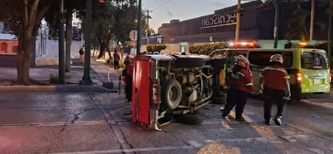 Reportan un vehículo volcado en la zona 9