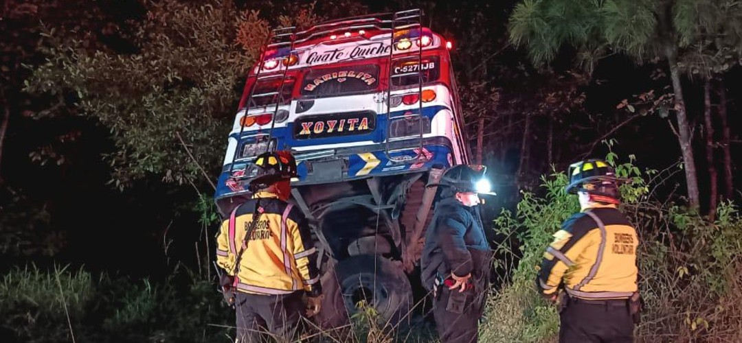 Bus cae a hondonada en ruta que conecta al Quiché con Chichicastenango