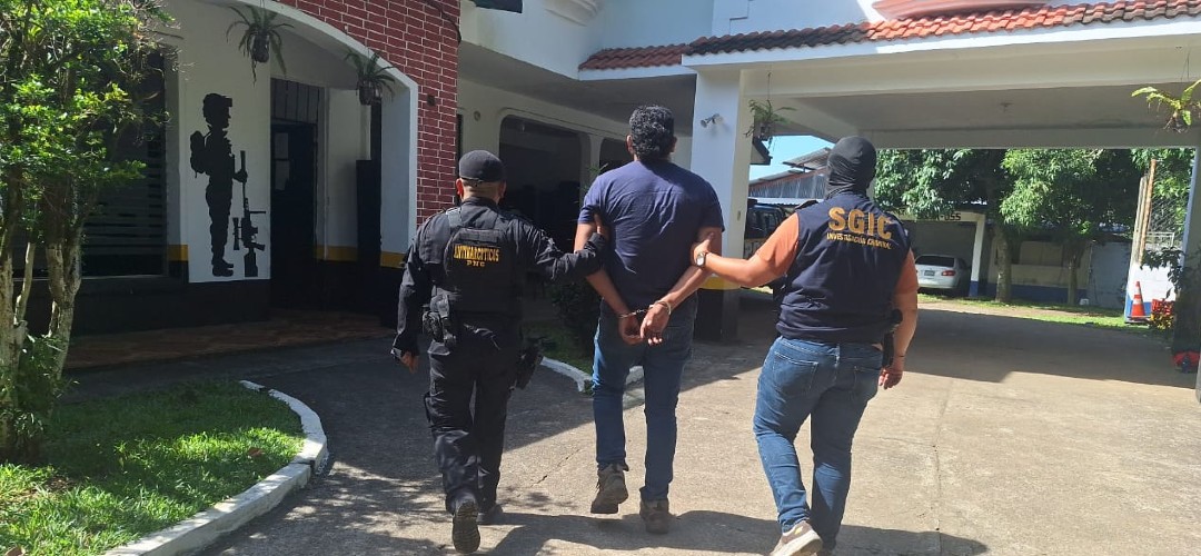 Presunto coyote es capturado con 17 cubanos y dos cameruneses