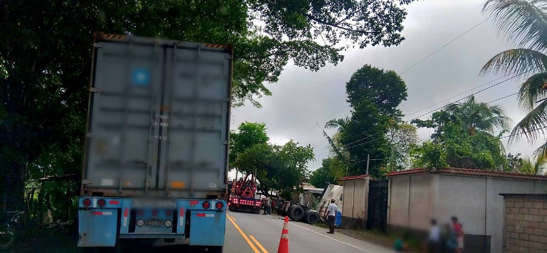 Retiran tráiler empotrado en la ruta al Atlántico