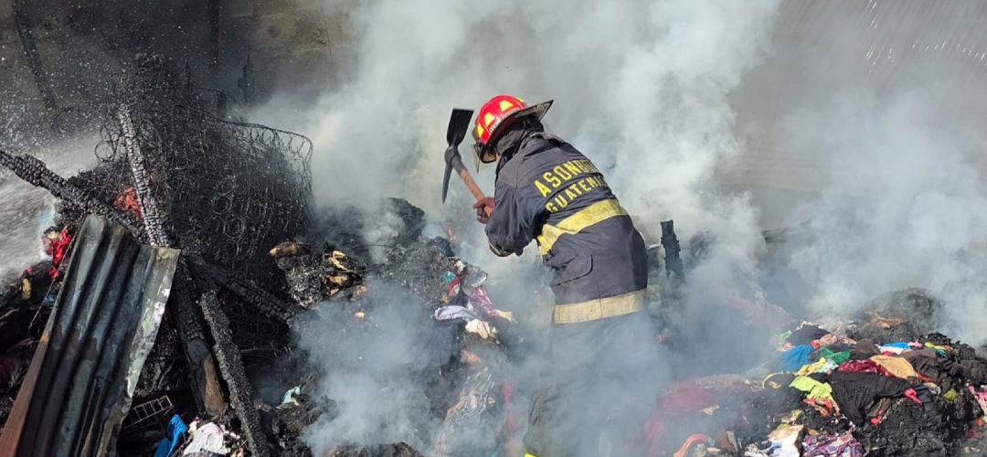Reportan incendio estructural en el interior de una vivienda en Coatepeque