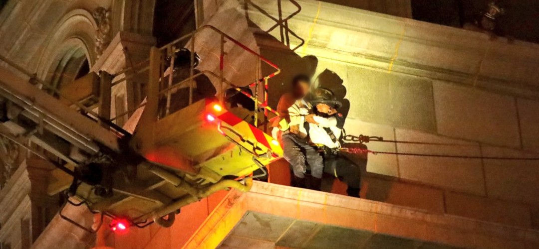 Rescatan a hombre que intentó saltar desde el Palacio Nacional (VIDEO)