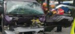 Rescatan a conductor atrapado en microbús tras accidente en Calzada San Juan