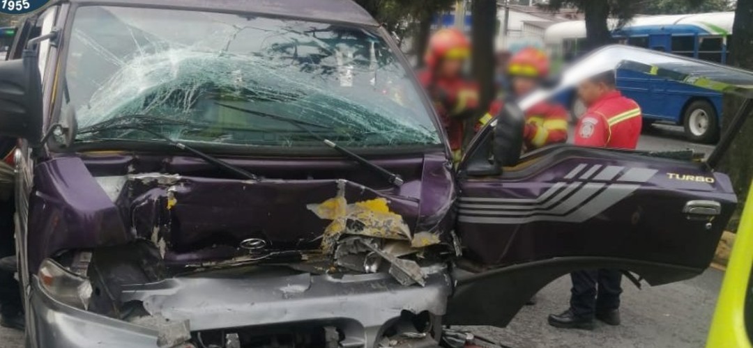 Rescatan a conductor atrapado en microbús tras accidente en Calzada San Juan