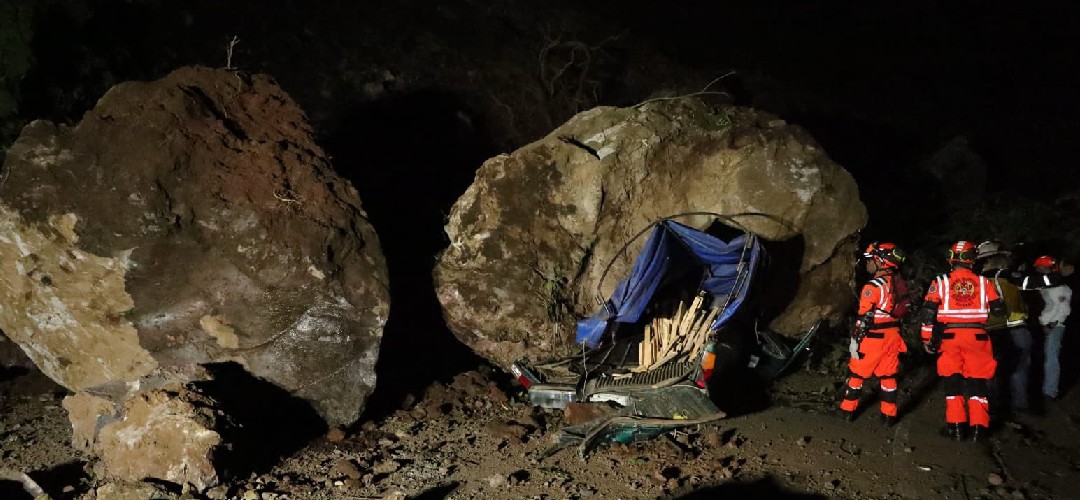 Piedra aplasta a tripulantes de pickup en la ruta hacia Sacatepéquez