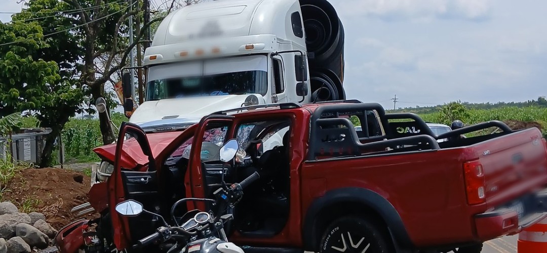 Fuerte accidente: Pickup y tráiler impactan en Retalhuleu