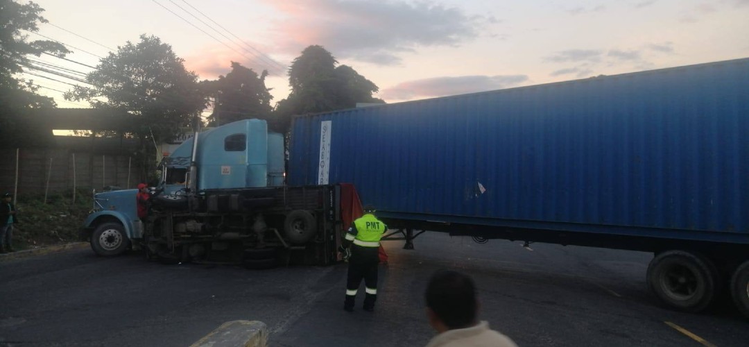Fuerte colisión se registra en carretera a El Salvador