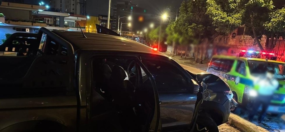Dos vehículos colisionan en la zona 4 capitalina
