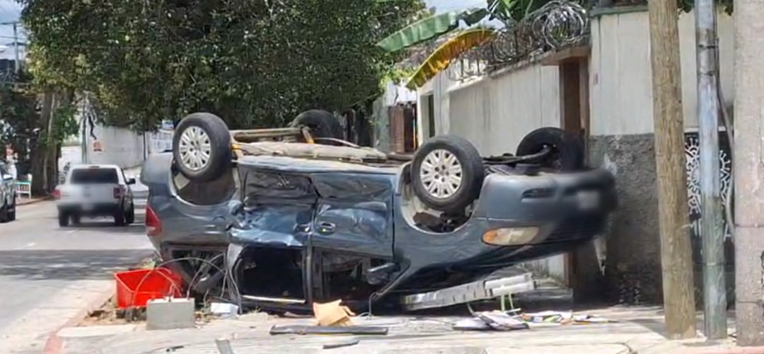 Vehículo vuelca tras accidente de tránsito en la zona 10