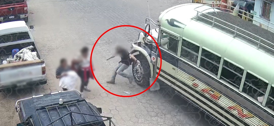 Momento en que bus atropella a peatón en Antigua Guatemala (VIDEO)